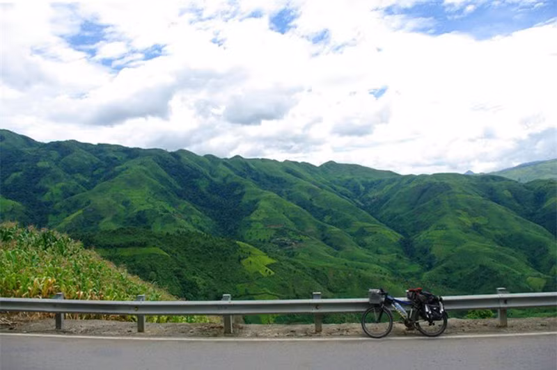 Tuyến đường tránh đèo Pha Đin được xây dựng bám theo sườn núi các đỉnh đèo phụ phía trái quốc lộ 6 cũ, có độ cao khoảng 1.000m (thấp hơn đèo Pha Đin 200 - 400m), đã khiến xe cộ ít lưu thông qua cung đường qua đèo Pha Đin và con đèo chỉ còn phù hợp với khách du lịch ưa mạo hiểm. Ảnh: Trần Việt Anh.