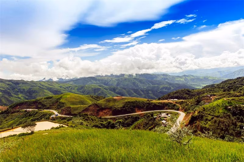 Đèo Pha Đin được xem là một trong 6 con đèo gây ấn tượng nhất Việt Nam (bao gồm Khau Phạ, Hồng Thu Mán (trên Quốc lộ 4D, thuộc Pa So Phong Thổ, Lai Châu), Ô Quy Hồ, Hải Vân và Hòn Giao (thuộc Hòn Giao, Khánh Hòa). Ảnh: Le Hong Ha.