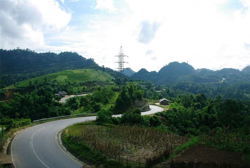 Năm 1954, nhằm chặn đứng tuyến tiếp vận này của Việt Minh, suốt 48 ngày đêm ròng rã tướng Pháp Christian de Castries đã cho máy bay oanh tạc đường số 6, trong đó đèo Pha Đin và ngã ba Cò Nòi (di tích lịch sử quốc gia ở huyện Mai Sơn, tỉnh Sơn La) là hai nơi hứng chịu nhiều nhất lượng bom đạn đổ xuống. Trên đỉnh đèo Pha Đin hiện còn tấm bia ghi lại dấu ấn lịch sử này. Ảnh: Le Hong Ha.