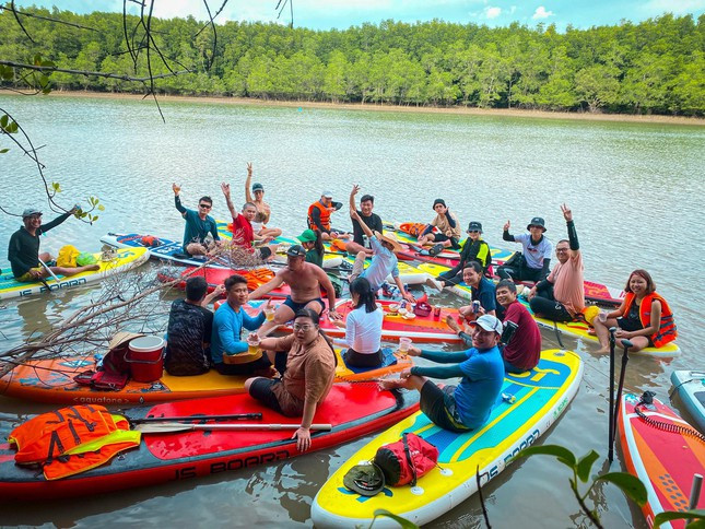 Ban tre TP. HCM hao hung voi cheo thuyen SUP-Hinh-4