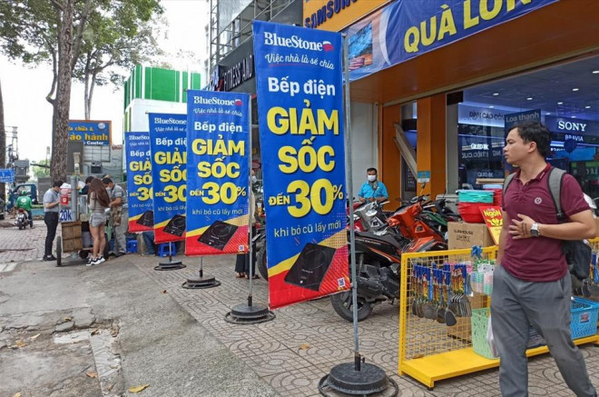 Ram ro tung chieu hut khach, trung tam mua sam van vang lang