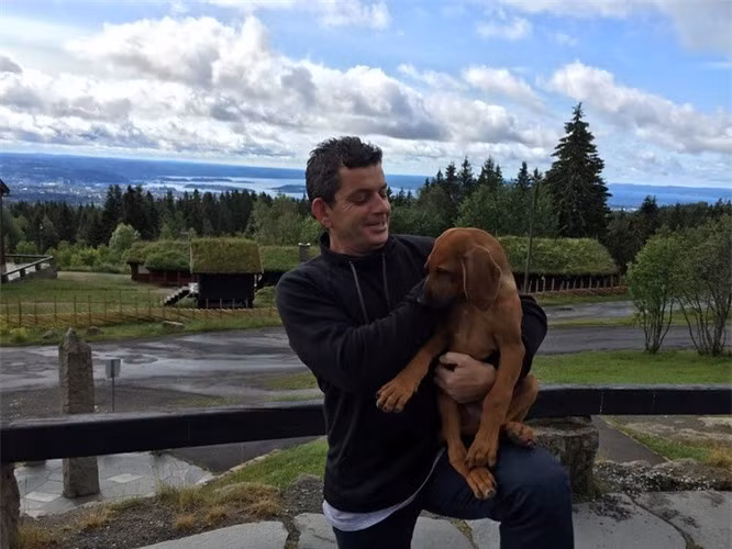 11.Chó theo bản năng tìm kiếm liên lạc với mọi người: Hầu hết theo thời gian bản năng của một chú cún con mách bảo nó rằng cách tốt nhất để sống sót là ở con người, thường là chủ nhân của chúng. Đó là lý do tại sao nhiều con chó cảm thấy rất bất ổn khi bị bỏ lại một mình ở nhà: chúng cảm giác bị bỏ rơi mãi mãi và không ai sẽ chăm sóc chúng nữa.