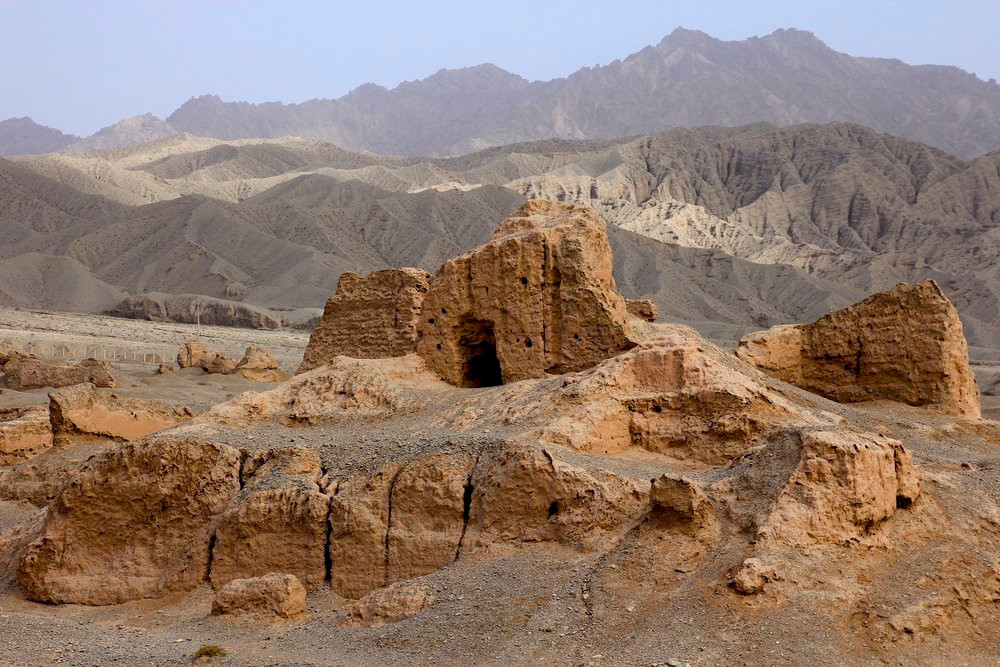 Đền Subash có diện tích khoảng 190.000 m2, được xây dựng theo phong cách Phật giáo Gandhara dưới thời Ngụy-Tấn (220-420). Tuy nhiên, ngôi đền đã bị bỏ hoang từ thế kỷ 13. Trong khoảng 1000 năm tồn tại, Subash đóng vai trò quan trọng trong giao lưu văn hóa Đông-Tây. Ảnh: The Trek Blog.