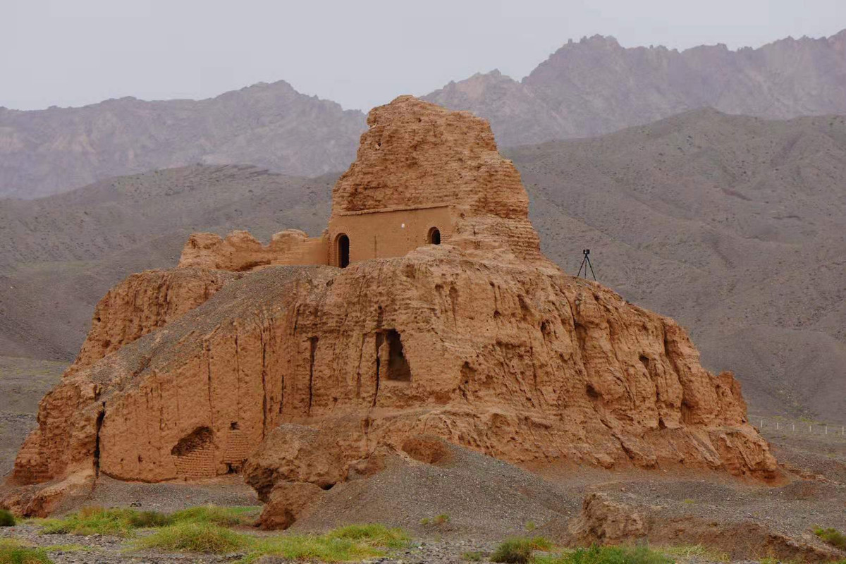 Dòng sông Kucha chảy ngang qua, chia tàn tích Subash thành hai khu vực là ngôi đền phía đông và phía tây. Trong đó, khu vực phía tây của Subash còn lưu giữ khá nhiều công trình kiến trúc Phật giáo đặc sắc. Ngôi chùa trung tâm là công trình được bảo tồn tốt nhất ở khu vực phía tây của tàn tích Subash. Ngôi chùa cao 13m với diện tích khoảng 800 m2, có những bức tượng Phật tuyệt đẹp trong các hốc tường. Ảnh: Japan Trip.