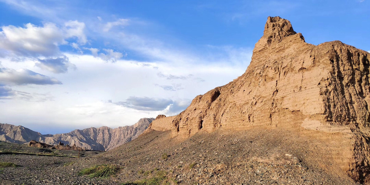 Cách ngôi chùa trung tâm 50 m là hệ thống hang động dành cho nhà sư nhập thất để thiền định. Những ký tự và bức tranh tường trong các hang động này được tạo khắc theo phong cách Kucha cổ đại, tạo nên sự độc đáo cho "thành phố ma". Du khách có thể ngắm nhìn vết tích của các bức tường và công trình đổ nát bằng gạch bùn, gợi nhắc quá khứ huy hoàng của tàn tích Phật giáo Subash, dưới những tia nắng chiều. Ảnh: Trip.