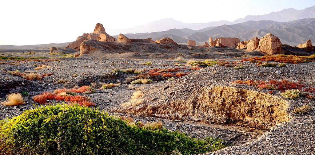 Những nhà khảo cổ từ Trung Quốc, Nhật Bản, Pháp và Anh đã tìm thấy nhiều sản phẩm gốm, đồ tạo tác bằng gỗ và hộp sarira đựng xá lợi của nhà sư tại Subash. Ngoài ra, trong quá trình khai quật khu vực này các chuyên gia đã phát hiện những đồng tiền được đúc dưới thời Đông Hán (25-220) của Trung Quốc, khắc bằng chữ Uyghur cổ và Brahmi (chữ viết lâu đời ở Ấn Độ). Tàn tích Phật giáo Subash là một phần quan trọng của Con đường Tơ lụa: Mạng đường Trường An - Thiên Sơn, được UNESCO công nhận là di sản thế giới vào năm 2014. Ảnh: Flickr.