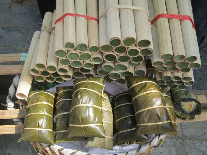 Cơm lam, bánh chưng đen, món ngon du khách có thể thưởng thức khi du xuân tại đèo.