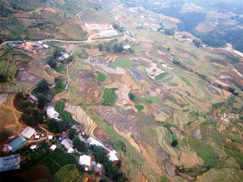 Xa xa là thung lũng Mường Hoa đẹp tựa như một bức họa nhiều màu với những bản làng hữu tình, bình yên và đẹp rạng ngời trong sắc xuân.