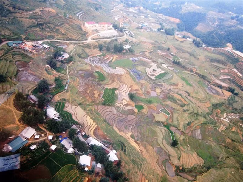 Xa xa là thung lũng Mường Hoa đẹp tựa như một bức họa nhiều màu với những bản làng hữu tình, bình yên và đẹp rạng ngời trong sắc xuân.