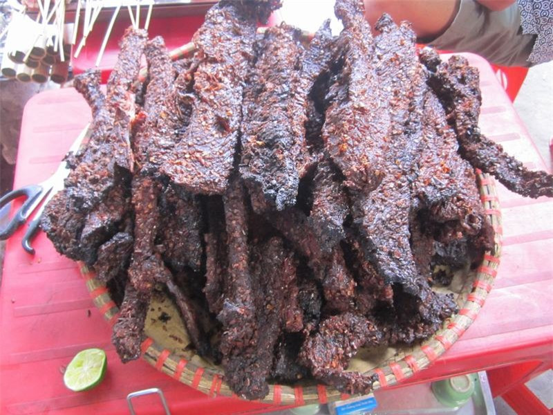 Thịt trâu sấy, một đặc sản dưới chân đèo Ô Quy Hồ.