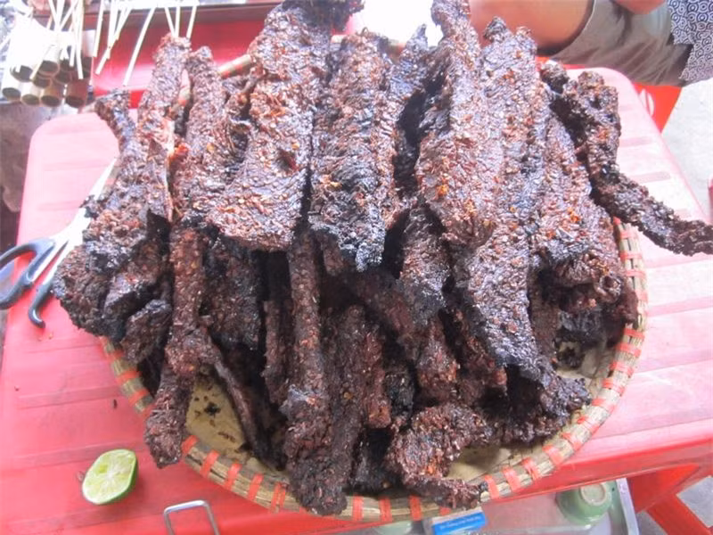 Thịt trâu sấy, một đặc sản dưới chân đèo Ô Quy Hồ.