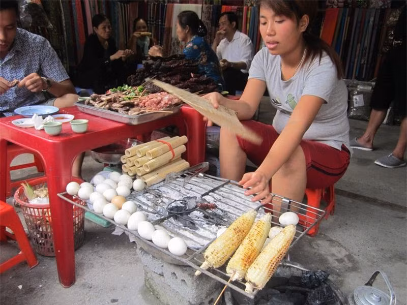 Quán nhỏ, nơi du khách dừng chân thưởng thức đồ nướng thơm ngon.