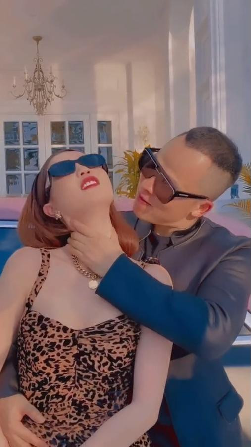 Vu Khac Tiep bop co Ngoc Trinh khien nu hoang noi y lo net xau-Hinh-3