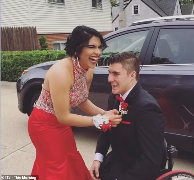 Chang trai khong chan va ban gai noi nhu con tren Tiktok