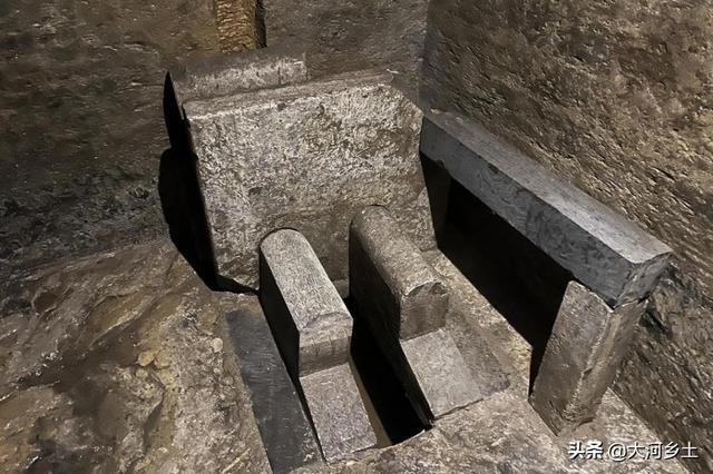 Những tiện nghi trong lăng mộ của vua Lương xa hoa vượt tầm của một ngôi mộ Hoàng đế thông thường. Đặc biệt là nhà vệ sinh giống như ngày nay, nó được xây bằng đá, có bệ ngồi, trên bức tường phía sau còn có một đường ống nước giống như để xả bồn cầu. Có cả bệ tỳ tay bên trái thuận tiện cho việc đứng dậy khi đi vệ sinh. Nhà vệ sinh này ước tính đã hơn 2000 năm tuổi và được xem là nhà vệ sinh có hệ thống xả nước sớm nhất Trung Quốc, có lẽ là sớm nhất cả thế giới. Ảnh: Nhà vệ sinh có bệ ngồi.