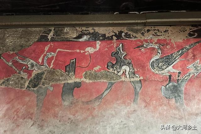 Tuy tiền tài không bằng cha, nhưng mộ Lưu Mãi cũng như vua Lương dựa núi. Trong các lăng mộ của người Hán, phải tốn rất nhiều tiền bạc, nhân lực để đào toàn bộ ngọn núi làm hầm mộ. Kể từ khi kế vị, Lưu Mãi đã bắt đầu cho xây dựng lăng mộ của mình. Mặc dù lăng mộ của ông nhỏ, nhưng vẫn rất hoàn chỉnh, có lối đi vào rộng, hành lang, sảnh chính, nhà kho, phòng chứa y phục, phòng tắm, nhà vệ sinh và hệ thống thoát nước. Điều gây sốc hơn nữa là khi khai quật lăng mộ, người ta phát hiện Lưu Mã được chôn cất trong một bộ đồ dát vàng ngọc, hiện bộ y phục này được đưa vào bộ sưu tập của Bảo tàng tỉnh Hà Nam. Ảnh: Bức tranh vẽ trên tường trong mộ Lưu Mãi.