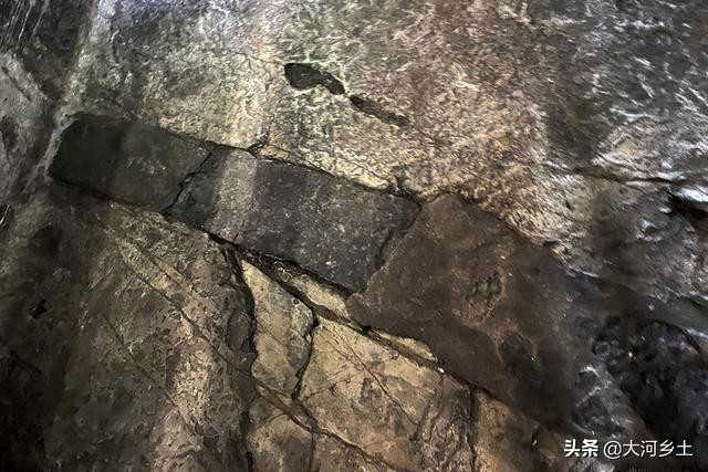 Việc đầu tiên cần làm trong việc tu bổ lăng mộ là sửa chữa hệ thống thoát nước. Việc thoát nước trong các hầm mộ rất quan trọng, vì nếu không giải quyết được vấn đề này, rất khó để xây dựng lại và dễ gây ra thiệt hại lớn. Ảnh: Hệ thống thoát nước.