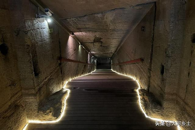 Vào mùa hè năm 144 trước Công nguyên, vua Lương đột ngột qua đời nên ngôi mộ cũng chưa được hoàn thiện hoàn toàn. Những người thợ đã rạch một đường rãnh trên hành lang lối vào để làm giá đỡ cho một số lượng lớn đồ tùy táng. Mặc dù có nhiều gian phòng chưa hoàn thiện hoàn toàn cho thấy sự vội vã vào thời điểm vua Lương qua đời, nhưng hệ thống thoát nước bên trong hầm mộ được xây dựng một cách hoàn hảo. Ảnh: Lối vào lăng mộ vua Lương.