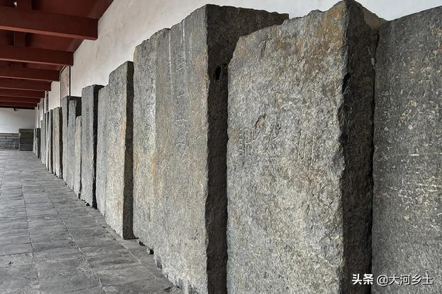 Vua Lương đã cho người xẻ núi, đào thành hầm mộ, đó thực sự là một công trình có quy mô không hề đơn giản vào thời xa xưa. Từ những viên đá chống trộm được khai quật, người ta có thể thấy rằng vua Lương thể hiện sự xa hoa thông qua việc xây dựng lăng mộ của mình. Mỗi tảng đá chặn ở lối đi trong lăng mộ nặng hơn 1 tấn, tổng cộng có hơn 3.000 tảng đá, trên mỗi cái đều khắc một con số. Những người thợ thủ công chặn cửa lăng mộ theo thứ tự, rồi rút lui ra dần bên ngoài. Việc chôn cất người sống không còn phổ biến vào thời nhà Hán. Những người thợ thủ công có thể sống sót quay trở lại. Điều này thể hiện sự tiến bộ của xã hội. Những người khai quật cho biết, mộ của vua Lương là lăng mộ bằng đá lớn nhất được tìm thấy trong nước. Sự hoành tráng của ngôi mộ vua Lương cũng phần nào cho thấy công việc xây dựng thực sự rất khó khăn vào lúc đó. Ảnh: Những khối đá nặng hàng tấn.