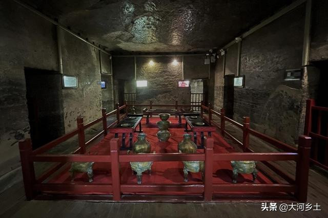 Mộ của Lưu Mãi nằm trên sườn núi, cách mộ của vua Lương 2,3km. Mộ của vua Lương có diện tích hơn 600m2, tương truyền tài sản của ông nhiều vô số kể, ngọc ngà châu báu chất đầy kho. Một số lời đồn đại cho rằng, mộ của vua Lương đã bị Tào Tháo đào trộm, lấy đi rất nhiều vàng bạc châu báu, đủ để Tào Tháo nuôi quân trong 3 năm. Ảnh: Hình ảnh yến tiệc trong mộ Lưu Mãi.