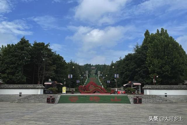 Cụm lăng mộ của các vị vua Hán Lương nằm trong quần thể danh thắng quốc gia Trung Quốc dãy núi Đặng Sơn Vĩnh Thành ở tỉnh Hà Nam. Trong đó, Lưu Vũ (tức Lương Hiếu vương, cháu nội Hoàng đế Lưu Bang nhà Hán, hay còn gọi là vua Lương) được chôn cất trên núi Mangdang, cao 150m. Khi bước vào danh thắng này, bạn sẽ thấy ngay một dãy giới thiệu những người nổi tiếng trong lịch sử Trung Hoa như Khổng Tử, Trần Thịnh, Lưu Bang, Lưu Ngô… 