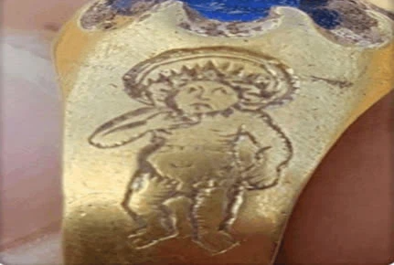 Thấy 1 thứ lấp lánh dưới cát, người đàn ông đào lên rồi suýt ngất - Hình 2 Thay 1 thu lap lanh duoi cat, nguoi dan ong dao len roi suyt ngat-Hinh-2