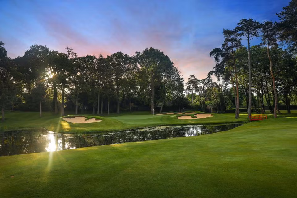 Cùng giải golf 27 lỗ Stoke Park được duy trì từ năm 1908. Ảnh: Stoke Park.