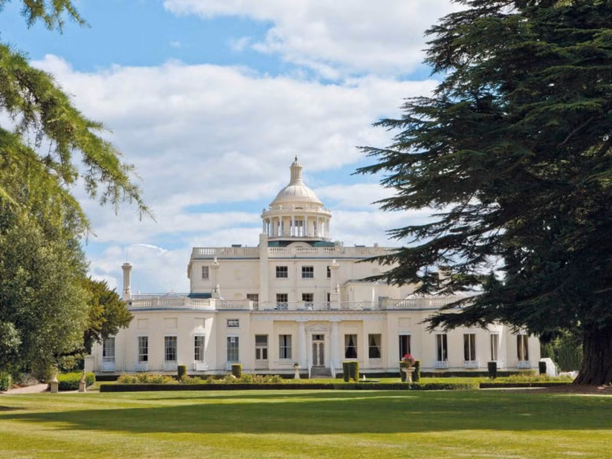 Theo Bloomberg, tỷ phú giàu nhất châu Á Mukesh Ambani vừa mua thêm một bất động sản tại Vương quốc Anh thông qua tập đoàn Relliance Industries mà ông kiểm soát. Lâu đài Stoke Park được xem là một tài sản mang tính biểu tượng ở Anh. Ước tính, thương vụ này tiêu tốn của tỷ phú Ấn Độ 57 triệu bảng Anh (khoảng 79 triệu USD). Ảnh: Stoke Park.