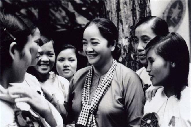 Nguyễn Thị Định (1920-1992): Nữ tướng xứng đáng với 8 chữ vàng "Anh hùng, bất khuất, trung hậu, đảm đang”. Từ thủ lĩnh của đội quân tóc dài trong phong trào Đồng Khởi ở Bến Tre, bà trở thành nữ tướng đầu tiên của nước ta trong thế kỷ XX. Chủ tịch Hồ Chí Minh từng nói: “Phó tư lệnh giải phóng miền Nam là cô Nguyễn Thị Định. Cả thế giới chỉ nước ta có vị tướng quân gái như vậy. Thật là vẻ vang cho miền Nam, cho dân tộc ta”. 
