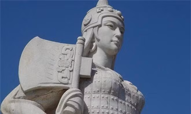 Phụ Hảo (?-1200 TCN): Sách "Tướng soái Cổ đại Trung Hoa" chép rằng Phụ Hảo còn được gọi là Phụ Hiếu, một trong 60 phi tần của vua Vũ Đinh nhà Thương. Bà là tướng lĩnh tài năng, tiếng tăm vang dội. Trong những cuộc chiến của nhà Thương, Phụ Hảo từng làm tướng tiên phong, có lúc một mình thống lĩnh đại quân. 