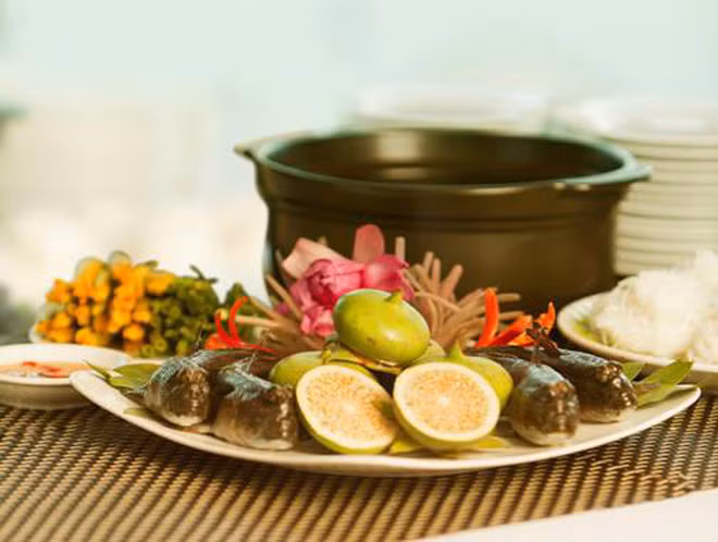 Trái bần hoang dã từ thứ bỏ đi rụng đầy ở ven bãi bồi giờ được bà con thu hoạch, lượm quả bán với giá khoảng 7.000 đồng/kg.