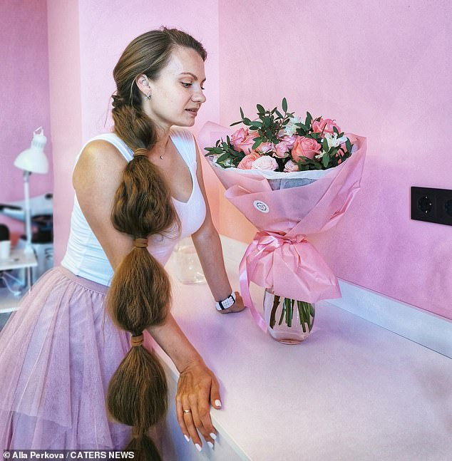 Co gai noi tieng voi mai toc dai nhu nang cong chua trong co tich-Hinh-5