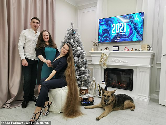 Co gai noi tieng voi mai toc dai nhu nang cong chua trong co tich-Hinh-8