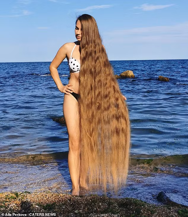 Co gai noi tieng voi mai toc dai nhu nang cong chua trong co tich