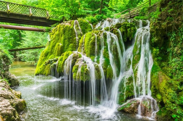 Mê mẩn trước vẻ đẹp huyền ảo của 6 thác nước kỳ lạ nhất thế giới ảnh 2