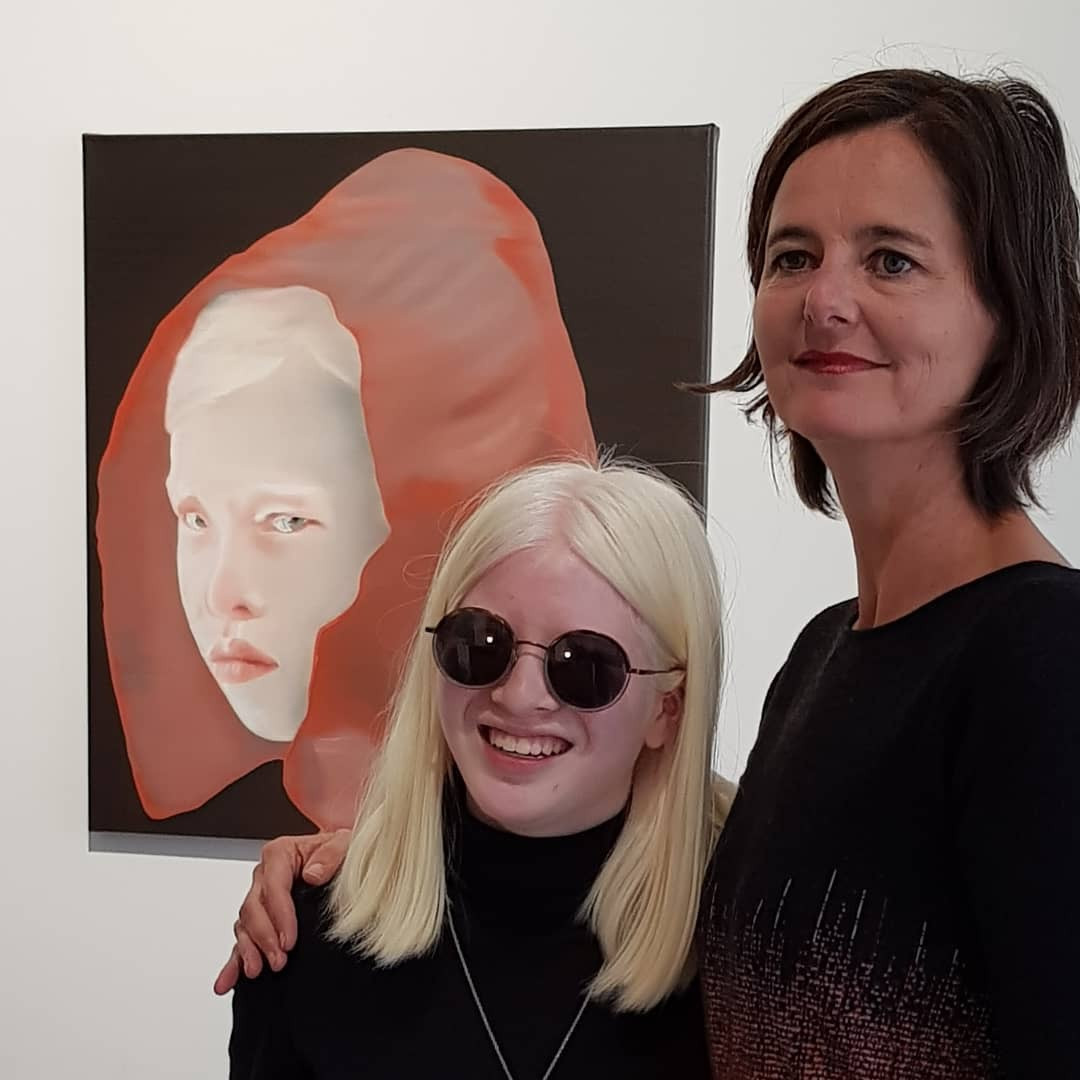 Tận dụng sức ảnh hưởng từ công việc người mẫu, Xueli tích cực tham gia các chiến dịch nâng cao nhận thức về bệnh bạch tạng. "Tôi muốn những đứa trẻ bị bệnh bạch tạng khác hoặc bất kỳ dạng khuyết tật, dị tật nào biết chúng có thể làm và trở thành bất cứ điều gì chúng muốn. Đối với tôi, tôi khác biệt ở một số khía cạnh nhưng không có nghĩa là điều đó ngăn tôi chứng tỏ bản thân. Tôi yêu thể thao và leo núi, tôi có thể làm điều đó tốt như bất kỳ ai khác", Xueli chia sẻ.