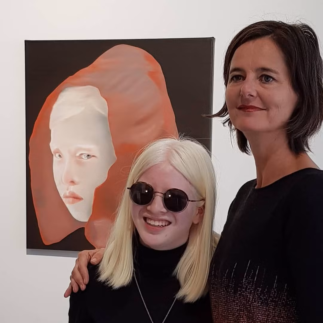 Tận dụng sức ảnh hưởng từ công việc người mẫu, Xueli tích cực tham gia các chiến dịch nâng cao nhận thức về bệnh bạch tạng. "Tôi muốn những đứa trẻ bị bệnh bạch tạng khác hoặc bất kỳ dạng khuyết tật, dị tật nào biết chúng có thể làm và trở thành bất cứ điều gì chúng muốn. Đối với tôi, tôi khác biệt ở một số khía cạnh nhưng không có nghĩa là điều đó ngăn tôi chứng tỏ bản thân. Tôi yêu thể thao và leo núi, tôi có thể làm điều đó tốt như bất kỳ ai khác", Xueli chia sẻ.