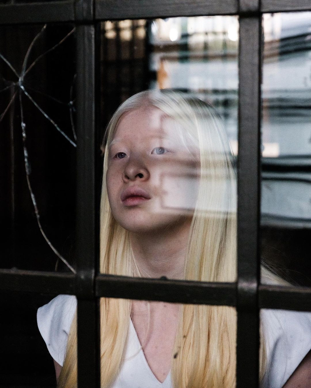 Các nhân viên ở trại trẻ mồ côi lấy tên Xueli, nghĩa là "bông tuyết xinh đẹp" để đặt tên cho cô bé có vẻ ngoài khác biệt. Đến năm 3 tuổi, cô được gia đình Abbing ở Hà Lan nhận nuôi và đến sống tại thành phố Rotterdam.