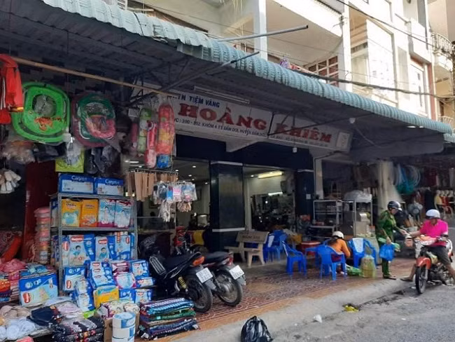 Mot tiem vang xuat ban 20 tan vang nhung quen chua nop tien thue?