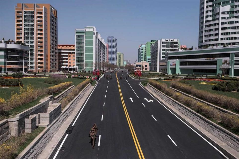 Một khu phố với những tòa nhà cao tầng và một con đường mới mở ở Bình Nhưỡng.