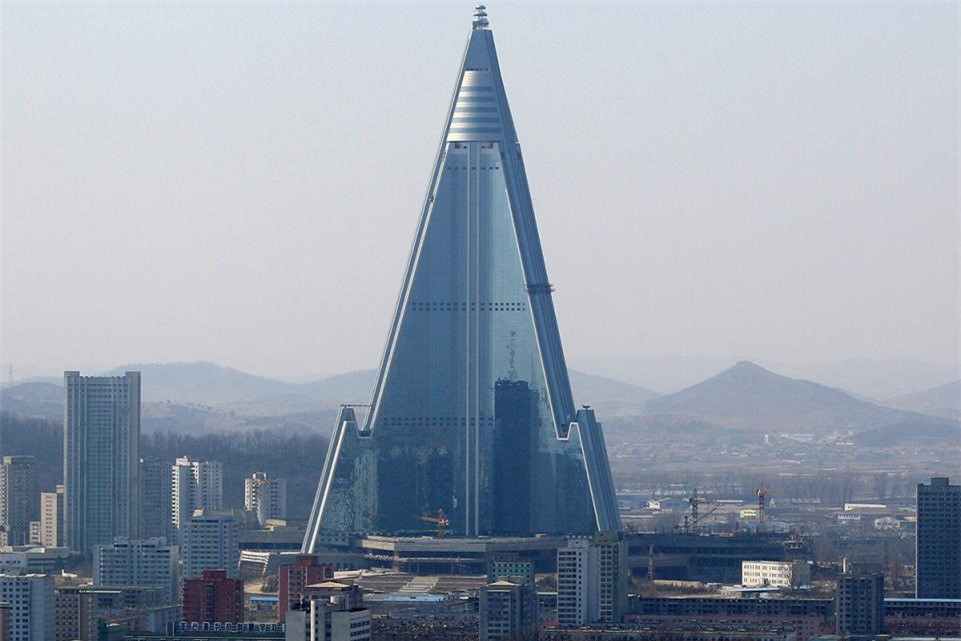 Khách sạn Ryuyong 105 tầng là tòa nhà cao nhất Bình Nhưỡng và nhiều người cho là tòa nhà chưa hoàn thành cao nhất thế giới. Việc xây dựng được bắt đầu năm 1987 nhưng đã dừng lại năm 1992. Mãi cho tới năm 2011, công trình này mới được tiếp tục thi công và mở cửa vào năm 2013.