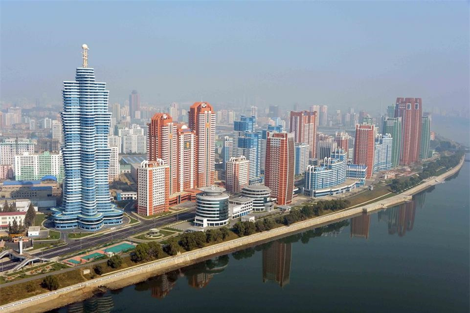 Những tòa nhà chọc trời ở Triều Tiên, trong đó có Tháp Mirae Unha màu xanh da trời cao 53 tầng là địa điểm của các tổ chức nghiên cứu khoa học thuộc trường Đại học Công nghệ Kim Chaek.