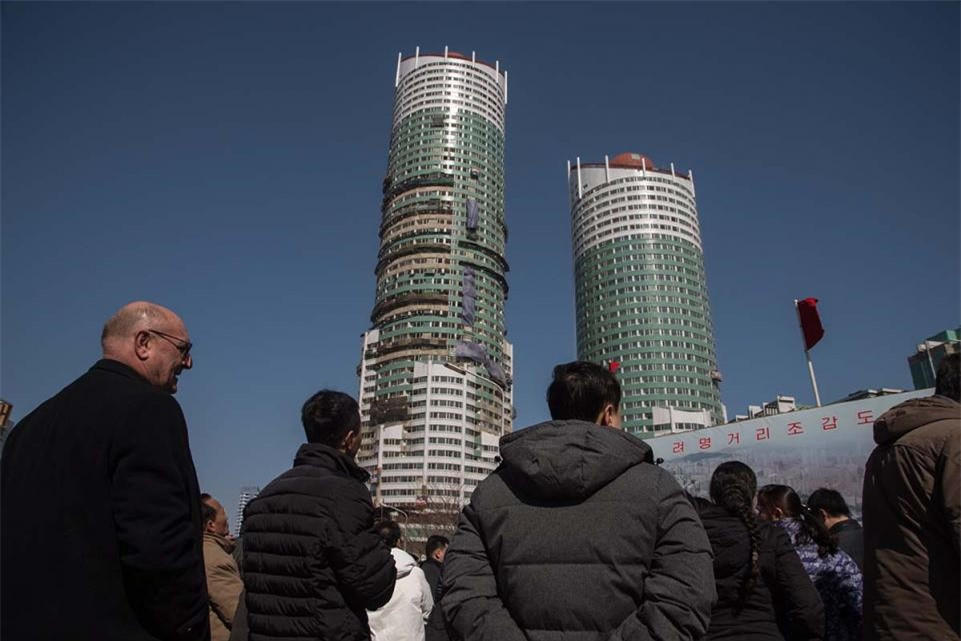 Các nhà ngoại giao nước ngoài tham dự sự kiện trồng cây tại một dự án xây dựng trên đường Ryomyong ở Bình Nhưỡng. Khu phức hợp này gồm những căn hộ cao cấp và một tòa nhà cao 70 tầng. 