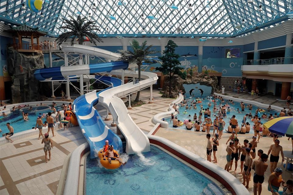 Người dân Triều Tiên tận hưởng thời gian nghỉ ngơi trong Công viên nước Munsu tại Bình Nhưỡng mở cửa vào tháng 11/2013.