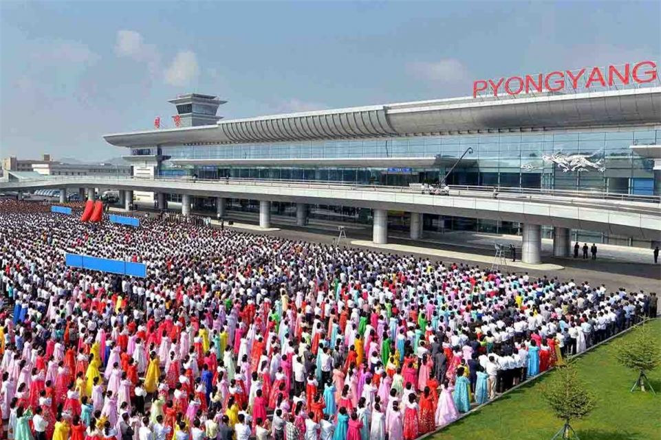 Những vũ công trong trang phục rực rỡ tham dự lễ khai trương một bến mới tại Sân bay Quốc tế Bình Nhưỡng. Hình ảnh này được công bố ngày 1/7/2015.