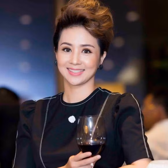 Tu Dua len chuc bo lan 5, cuoc song cua vo cu gio ra sao?-Hinh-8