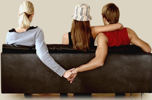 Xin tiền chồng trả nợ bạn thân, tôi đứng hình phát hiện bí mật tày trời - Hình 3 Xin tien chong tra no ban than, toi dung hinh phat hien bi mat tay troi-Hinh-3