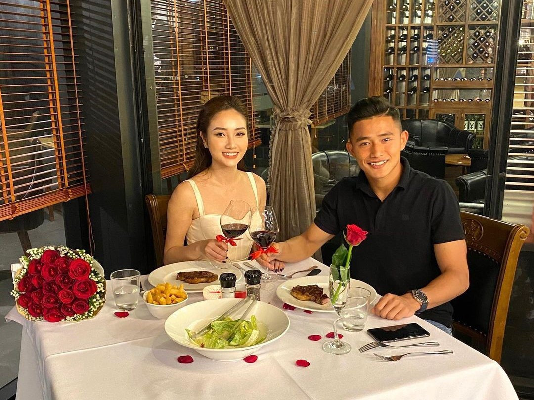 Sau thời gian dài kín tiếng trong chuyện tình cảm, tháng 2/2020, thủ môn Phan Văn Biểu (sinh năm 1998) - đang chơi trong màu áo SHB Đà Nẵng - khoe ảnh tình cảm với bạn gái trên trang cá nhân. Hai người được nhận xét đẹp đôi và nhận nhiề lời chúc mừng từ fan. Tháng 9/2020, Văn Biểu đăng ảnh kỷ niệm với bạn gái và cho biết họ đã yêu nhau 1 năm. Trước đó, thủ môn trẻ chỉ từng công khai chuyện tình cảm với Bùi Thị Yến Xuân - người yêu hiện tại của thủ môn Đặng Văn Lâm. Ảnh: Instagram NV.