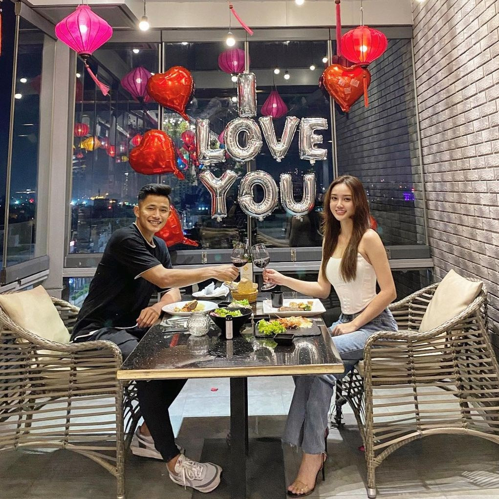 Nửa kia của Phan Văn Biểu là Nguyễn Thị Lan Anh (sinh năm 1996, quê Quảng Ninh). Cô từng tham gia nhiều cuộc thi sắc đẹp và vào vòng chung kết Nữ hoàng Trang sức 2015, bán kết Hoa hậu biển Việt Nam 2016, top 20 Người đẹp Hạ Long 2016, bán kết Hoa hậu Hoàn vũ Việt Nam 2017 và chung kết Hoa hậu Thế giới Việt Nam 2019. Ảnh: Instagram NV.