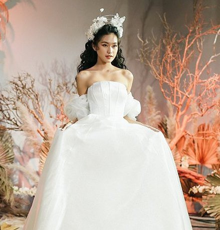 Nhiều lần nhận câu hỏi về chuyện tình cảm, cả Đoàn Văn Hậu và Doãn Hải My đều từ chối trả lời. Doãn Hải My sinh năm 2001, hiện theo học lớp chất lượng cao của Đại học Luật Hà Nội, có IELTS 7.0. Cô cao 1,69 m, có 3 vòng cân đối và nụ cười tươi. Từng nói với Zing, Hải My chia sẻ cảm nhận Đoàn Văn Hậu là chàng trai tốt bụng và có hình ảnh đẹp. Cô không mấy bận tâm về những ý kiến trái chiều xung quanh tin đồn tình cảm trong thời gian qua. Ảnh: N. Huy.